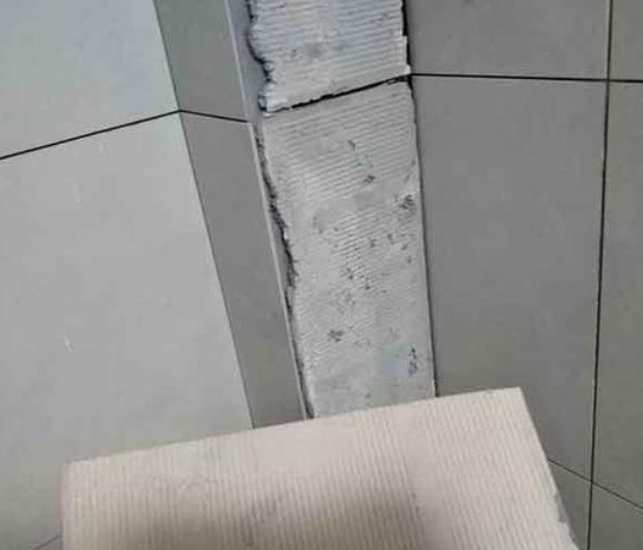 夷陵瓷砖空鼓维修公司分享下厨房瓷砖脱落的补救措施。